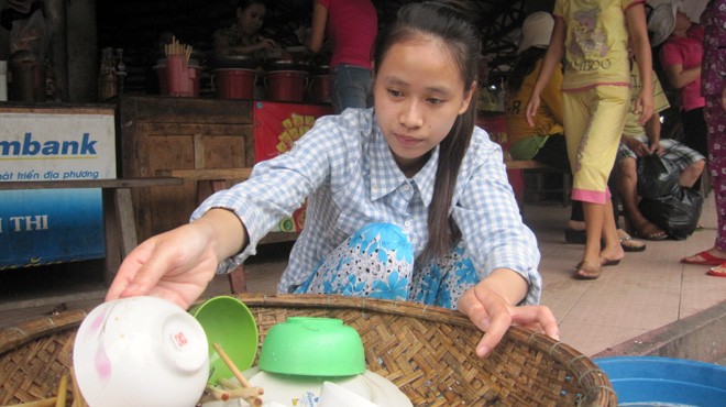 Ngân rửa chén bát cho quầy cơm bụi của chị gái ở chợ Đông Hà để kiếm tiền trang trải việc học