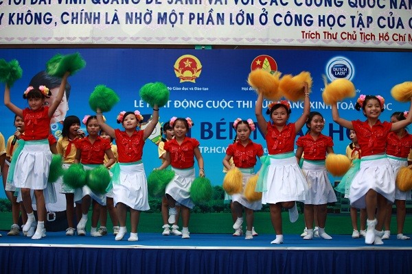 Các em nhỏ trường tiểu học Kỳ Đồng, Q3, Tp. HCM múa mở màn lễ khởi động cuộc thi.