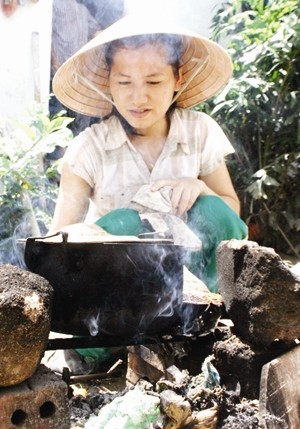 Bếp nấu ăn lộ thiên giữa nắng mưa của hai mẹ con Nguyên .