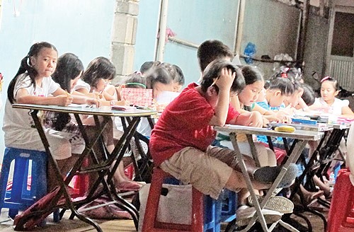 Lớp học thêm tiếng Anh ở địa chỉ 38 Nguyễn Phi Khanh, Q.1, TP.HCM vào cuối giờ chiều ngày 24.9 - Ảnh: Đào Ngọc Thạch.