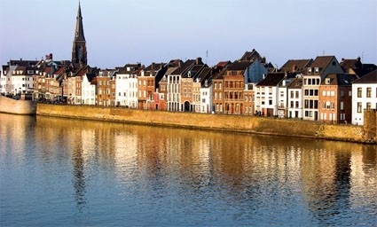 Maastricht University là một trường đại học danh tiếng của Hà Lan mang phong cách châu Âu và quốc tế với phần lớn các chương trình được đào tạo bằng tiếng Anh. ĐH Maastricht được xếp hạng trong top 200 trường đại học hàng đầu thế giới do tạp chí Times Higher Education Supplement. Trong các bản xếp hạng chính thống của Hà Lan, ĐH Masstricht luôn nằm trong top 3 trường hàng đầu. Năm 2005, tạp chí Wirtschaftswoche (Business Week) của Đức đánh giá Maastricht nằm trong top 10 trường hàng đầu Châu Âu. Căng tin ĐH đẹp như trong thế giới phù thủy Harry Portter Kiến trúc tuyệt đẹp của các trường ĐH danh tiếng thế giới Chiêm ngưỡng 10 ngôi trường tạo ra nhiều tỷ phú nhất thế giới