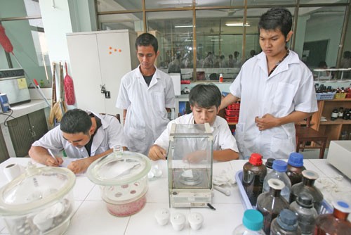 SV ngành kỹ thuật môi trường thường tiếp xúc với hóa chất trong phòng thí nghiệm - Ảnh: Đào Ngọc Thạch.
