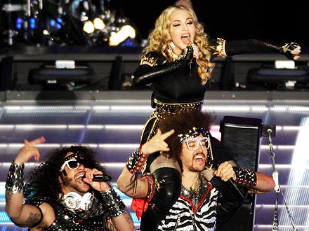 Madonna không ngại "đè đầu cưỡi cổ" vũ công trong đêm diễn Super Bowl mới nhất khi đã quá "phiêu".