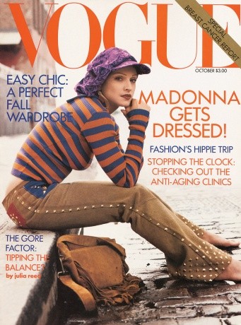 Không cần diện đến những chiếc váy thướt tha kiều diễm, Madonna trông vẫn cực kỳ ấn tượng từ năm 1992.