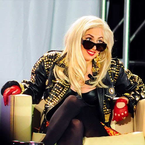 Lady Gaga có vẻ thích đeo găng tay Boxing lên sân khấu của chương trình truyền hình Its Our Turn tại California.