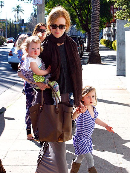 Nicole Kidman bỗng dưng rảnh rỗi dẫn 2 cô con gái Sunday Rose 3 tuổi và Faith Margaret 13 tháng tuổi dạo chơi phố phường sau một thời gian dài ở ẩn