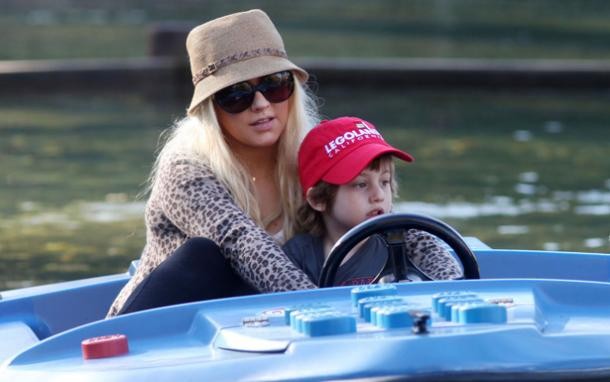 Trong khi vui chơi cùng cậu con trai đáng yêu Max Lỉon, Christina Aguilera nhớ đến cha mình và nói có lẽ giờ là lúc để cô đoàn tụ với người cha đã 20 năm không gặp