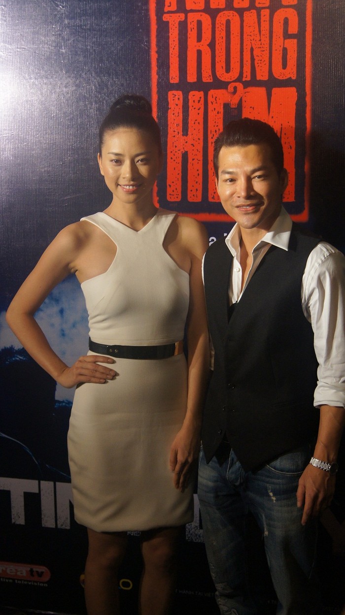 Ngô Thanh Vân tươi tắn bên người bạn diễn chính trong buổi ra mắt phim kinh dị "Ngôi nhà trong hẻm".