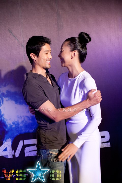 Cũng tại buổi ra mắt, Ngô Thanh Vân và Johny Trí Nguyễn ôm chầm lấy nhau trong buổi ra mắt phim "Ngôi nhà trong hẻm" của đả nữ. Điều này cho thấy sự làm hòa giữa hai người sau một thời gian dài bị đồn rạn nứt tình cảm (Theo Vsao)