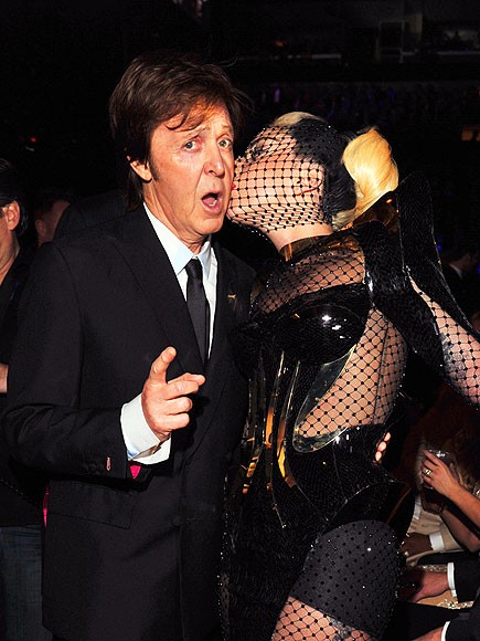 Paul McCartney vô cùng ngạc nhiên trước nụ hôn bất ngờ của cô nàng lắm chiêu Lady Gaga.