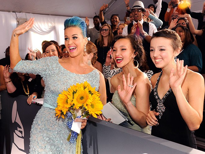 "Cô nàng tóc xanh" Katy Perry không ngại rời thảm đỏ để ra đứng cạnh fan hâm mộ