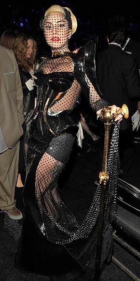 Lần này, Lady Gaga lại mang "lưới đánh cá" đến Grammy.