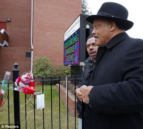 Mục sư Jesse Jackson đến nhà thờ New Hope Baptist , nơi Whitney Houston đã hát trong dàn đồng ca ở đó và buồn bã về cái chết của ca sĩ ở Newark, New Jersey