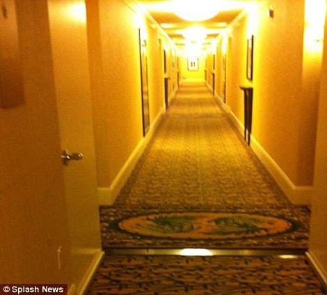 Tầng 4 của Khách sạn nơi Whitney Houston được tìm thấy.