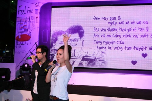 Cặp đôi Hà Anh Tuấn - Phương Linh đã đón một Valentine sớm cùng với gần 5.000 khán giả tại Trung tâm thương mại Vincom TP.HCM tối qua. Đây là hoạt động nằm trong chiến dịch quảng bá album song ca mới của họ (Theo VSao)