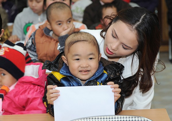 Hoa hậu Diễm Hương tận tình hỏi thăm sức khỏe của từng em tại bệnh viện K Tam Hiệp, Hà Nội và mong các em mạnh mẽ chiến đấu với căn bệnh hiểm nghèo. (Theo Ngôi Sao)