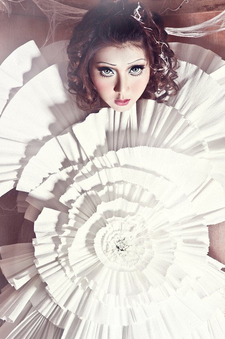 Với trang phục làm bằng giấy của nhà thiết kế Đỗ Mạnh Cường, nữ người mẫu Ngọc Quyên hóa thân thành búp bê Nhật với gương mặt không chút cảm xúc. (Theo VnExpress)