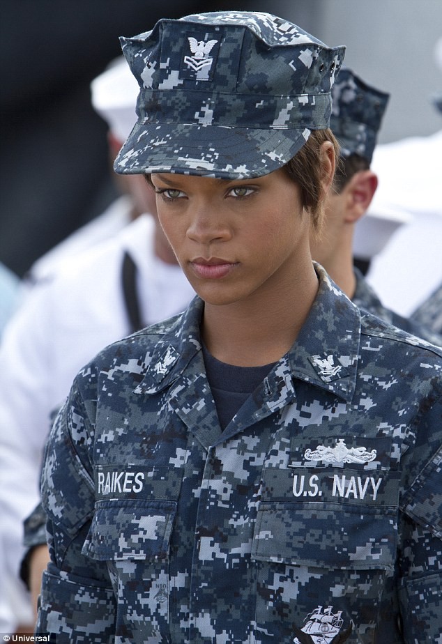 Rihanna mang đến hình ảnh một sỹ quan Hải quân Hoa Kỳ mạnh mẽ, dữ dội trong bộ phim cô mới tham gia mang tên "Battleship"