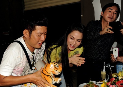 Nhật Kim Anh tặng sinh nhật Tấn Beo hẳn... một con cọp (Theo Zing)