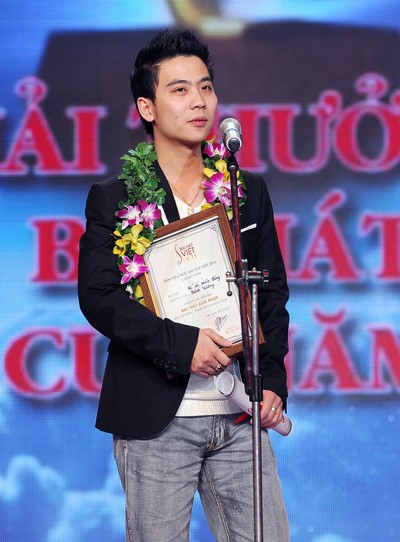 Bài hát Việt năm 2011 đã khép lại, những giải thưởng danh giá đã được trao cho các chủ nhân xứng đáng vào tối qua (19/2) tại nhà hát TP.HCM. Ca khúc Ký ức mùa đông (do ca sĩ Tô Minh Đức trình bày) của nhạc sĩ Thành Vương đã giành chiến thắng cao nhất khi đoạt giải Bài hát yêu thích của năm. >> Kết quả Bài hát Việt 2011