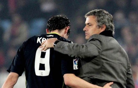 Mourinho nâng niu Kaka; ruồng rẫy Gago, Drenthe ảnh 1