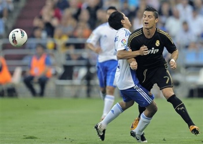 C.Ronaldo thường xuyên bị kèm cặp.