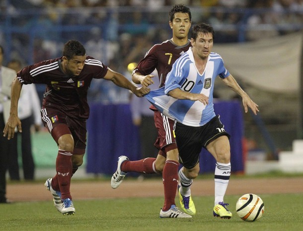 Messi với tấm băng thủ quân đích thực trên tay.
