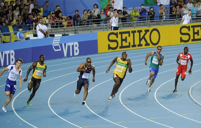 Usain Bolt trên đường chạy 200m. Anh đã không còn xuất phạt hụt như ở nội dung sở trưởng 100m.