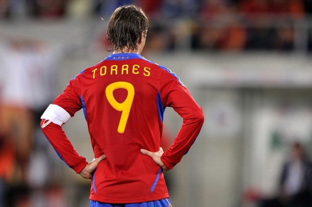 Phong độ kém, Torres ngồi trên băng ghế dự bị.