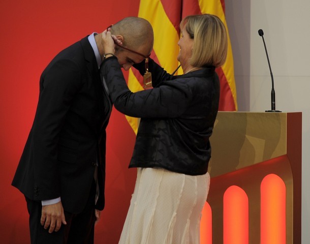 Guardiola nhận kỷ niệm chương từ bà Nuria de Gispert, Chủ tịch Nghị viện vùng Catalonia.