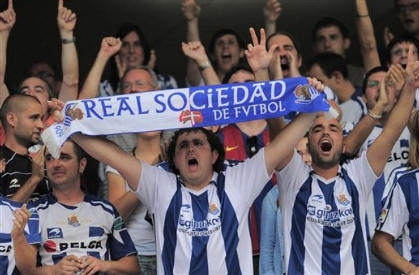Khán giả Real Sociedad chào đón Barca.