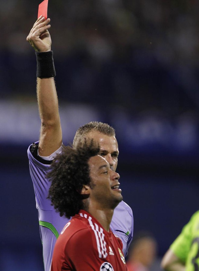 Trọng tài xử thẻ đỏ với hậu vệ Marcelo.
