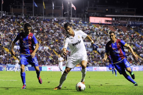 Đầu hiệp hai, C.Ronaldo được tung vào sân. Anh thi đấu rất xông xáo.