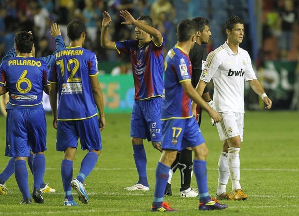 Thua trận, Real chấp nhận đứng sau Barca sau khi vòng 3 La Liga khép lại.