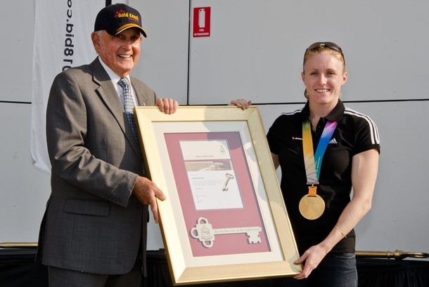Chính quyền tiểu bang Queensland còn vinh danh Sally Pearson, người vừa giành Huy chương vàng chạy 100m ở giải vô địch điền kinh Thế giới.