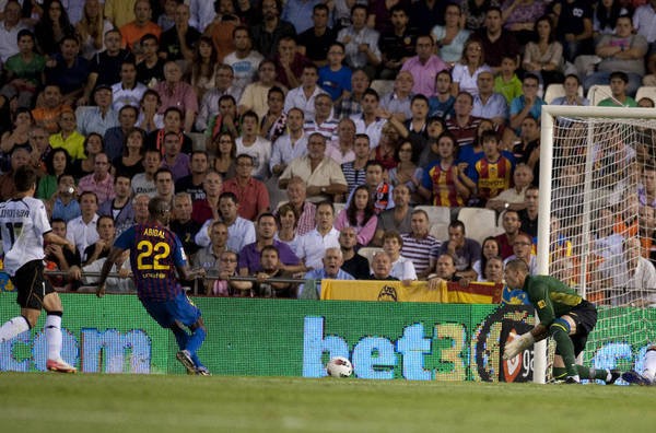 Abidal đá phản lưới nhà giúp Valencia vượt lên dẫn trước.