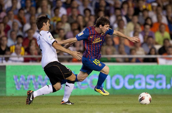 Messi luôn bị kèm chặt.