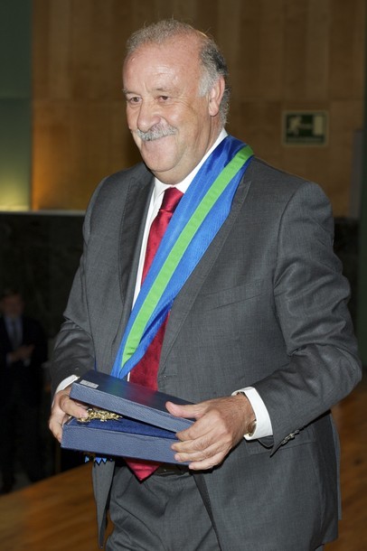 Thầy trò Del Bosque tươi rói nhận huy chương của Hoàng gia ảnh 12