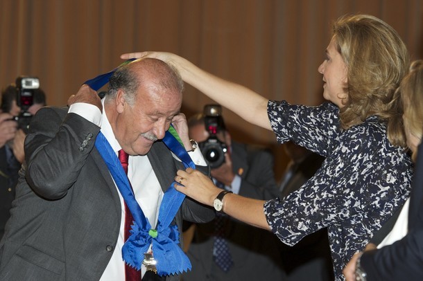 Thầy trò Del Bosque tươi rói nhận huy chương của Hoàng gia ảnh 14