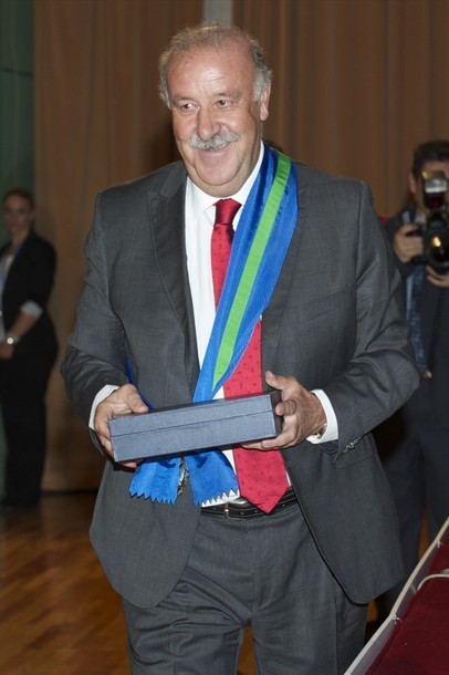 Thầy trò Del Bosque tươi rói nhận huy chương của Hoàng gia ảnh 15