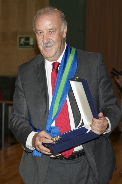 Thầy trò Del Bosque tươi rói nhận huy chương của Hoàng gia ảnh 7