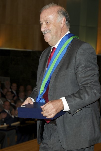 Thầy trò Del Bosque tươi rói nhận huy chương của Hoàng gia ảnh 11