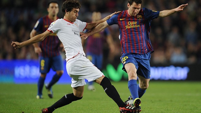 Góc ảnh: Villa ôm đầu, Messi sút trượt 11m, Pep cúi mặt ảnh 3
