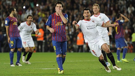 Góc ảnh: Villa ôm đầu, Messi sút trượt 11m, Pep cúi mặt ảnh 5