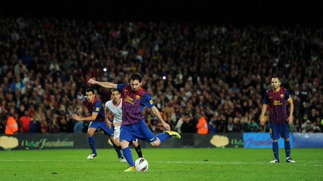 Góc ảnh: Villa ôm đầu, Messi sút trượt 11m, Pep cúi mặt ảnh 4