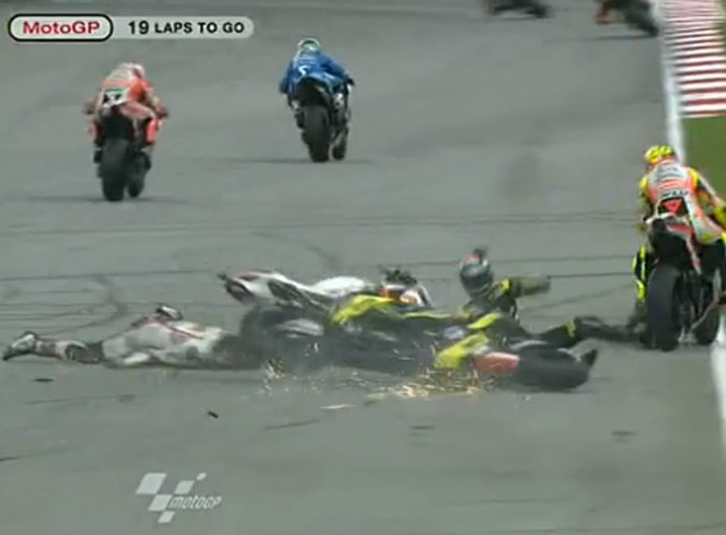 Từng centimet tai nạn thương tâm của tay đua MotoGP ảnh 7