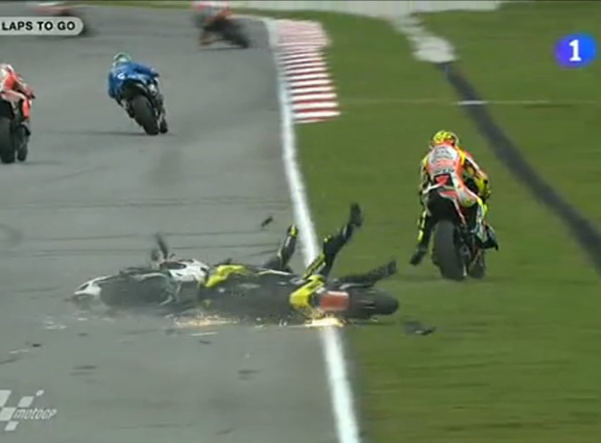 Từng centimet tai nạn thương tâm của tay đua MotoGP ảnh 8