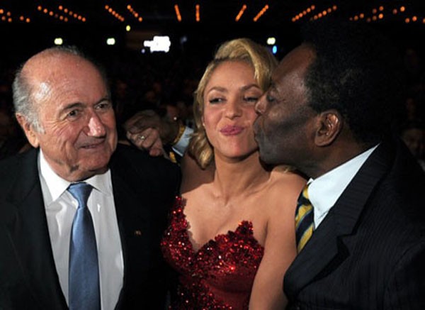 Shakira nhận một nụ hôn thắm thiết từ "vua bóng đá" Pele.