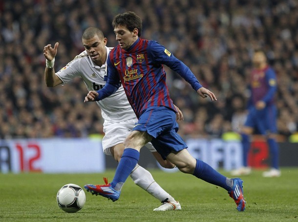 Messi luôn bị theo sát bởi Pepe.