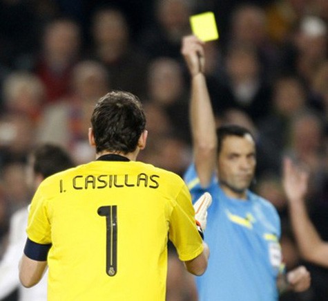 Casillas nổi điên với trọng tài.